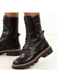 Czarne wysokie botki damskie na traperze Jezzi Asa259-10. Okazja: na co dzień. Nosek buta: okrągły. Kolor: czarny. Materiał: skóra. Szerokość cholewki: normalna. Wzór: aplikacja. Sezon: zima, jesień. Styl: klasyczny, casual #1