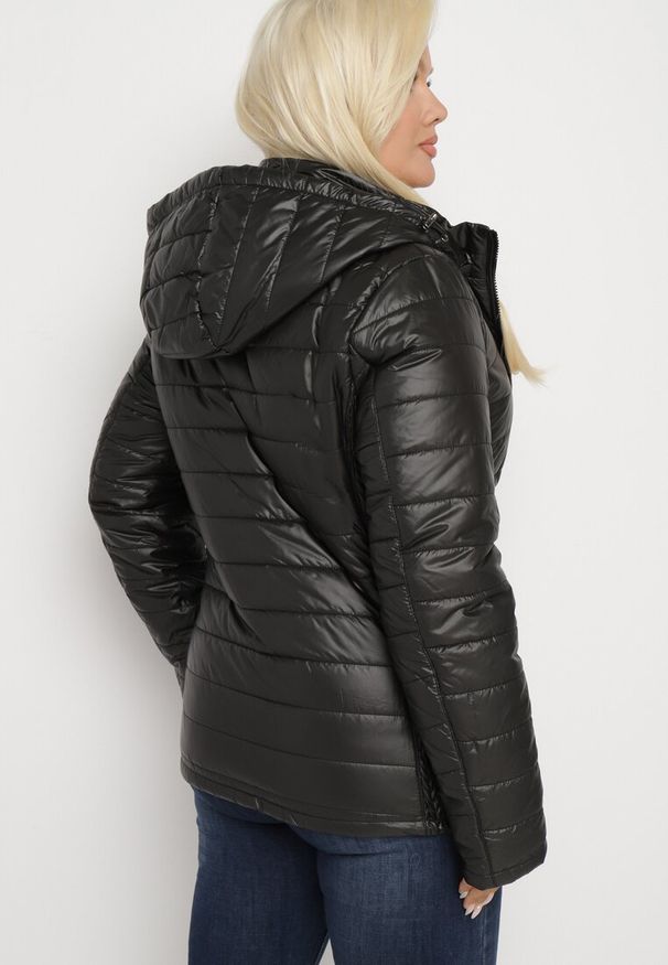 Born2be - Czarna Pikowana Kurtka z Opinanym Kapturem i Wstawkami z Gumek Terilinde. Okazja: na spacer. Kolekcja: plus size. Kolor: czarny. Materiał: jeans