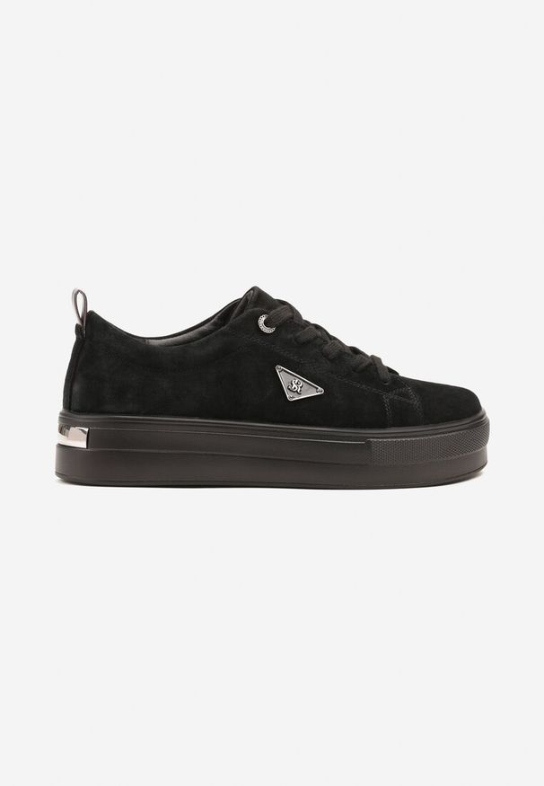 Renee - Czarne Sneakersy na Platformie z Zamszu Naturalnego Ozdobione Aplikacją Beliale. Okazja: na co dzień. Kolor: czarny. Materiał: zamsz. Wzór: aplikacja. Obcas: na platformie