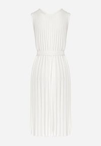 Born2be - Biała Rozkloszowana Sukienka Midi Plisowana z Materiałowym Paskiem Varethia. Kolor: biały. Materiał: materiał. Wzór: aplikacja. Długość: midi #5