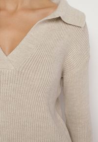 Born2be - Beżowy Sweter z Kołnierzykiem i Trójkątnym Dekoltem Mortala. Typ kołnierza: dekolt w serek. Kolor: beżowy. Materiał: dzianina #5
