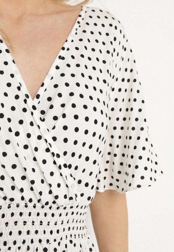 Born2be - Biała Kopertowa Sukienka z Bawełną w Kropki Ldivila. Okazja: na co dzień. Typ kołnierza: dekolt w kształcie V. Kolor: biały. Wzór: kropki. Typ sukienki: kopertowe. Materiał: bawełna. Długość rękawa: krótki rękaw. Sezon: wiosna, lato. Styl: casual