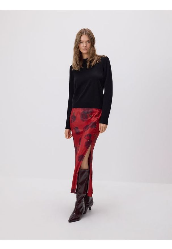 Reserved - Spódnica w kwiatowy wzór - czerwony. Kolor: czerwony. Materiał: wiskoza. Wzór: kwiaty