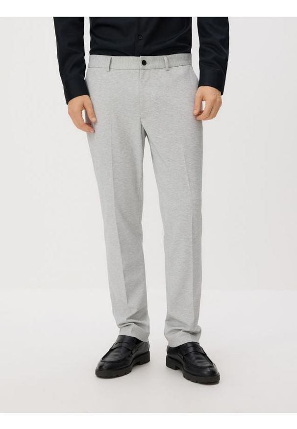Reserved - Garniturowe spodnie slim fit - jasnoszary. Kolor: szary. Materiał: dzianina