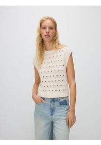 Reserved - Ażurowy bezrękawnik - kremowy. Kolor: kremowy. Materiał: dzianina. Długość rękawa: bez rękawów. Wzór: ażurowy #1