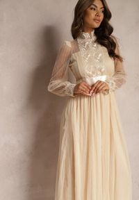 Renee - Jasnobeżowa Siateczkowa Sukienka Maxi o Rozkloszowanym Kroju z Ozdobną Koronką Narile. Kolor: beżowy. Materiał: koronka. Wzór: koronka. Styl: elegancki. Długość: maxi #3