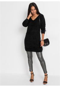 bonprix - Długi sweter z dzianiny z długim włosem. Typ kołnierza: dekolt w serek. Kolor: czarny. Materiał: dzianina. Długość: długie #2