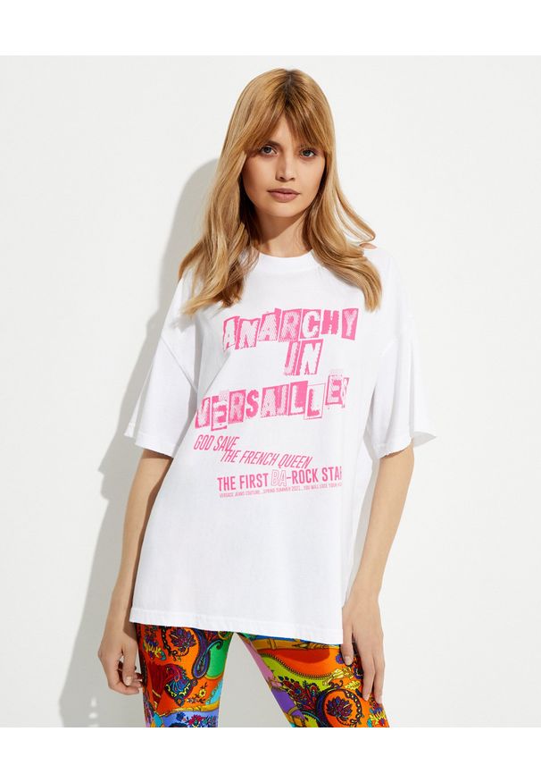 Versace Jeans Couture - VERSACE JEANS COUTURE - T-shirt z różowym napisem. Kolor: biały. Materiał: bawełna. Wzór: napisy. Styl: rockowy