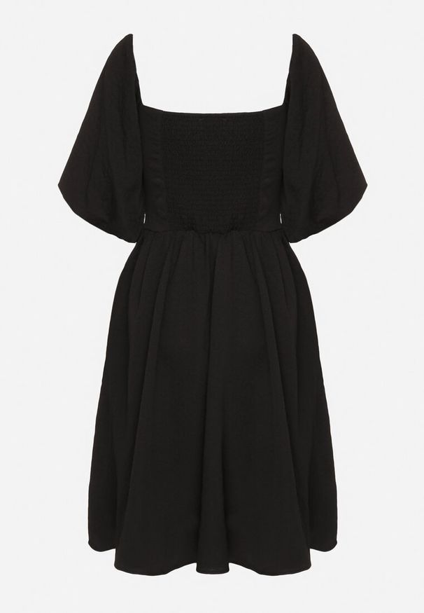 Born2be - Czarna Sukienka o Rozkloszowanym Kroju z Bufiastymi Rękawami Maradora. Okazja: na co dzień. Typ kołnierza: dekolt kwadratowy. Kolor: czarny. Styl: casual