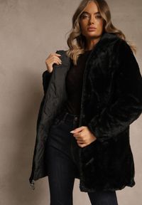Renee - Czarna Dwustronna Kurtka z Kapturem Pikowanymi Przeszyciami i Futerkiem Rossalea. Typ kołnierza: kaptur. Kolor: czarny. Materiał: futro #4