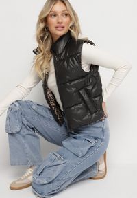 Born2be - Czarna Dwustronna Kamizelka Pikowana ze Ściągaczami Kiterta. Okazja: na co dzień. Kolor: czarny. Materiał: jeans. Wzór: gładki, motyw zwierzęcy, nadruk. Styl: klasyczny, casual, elegancki