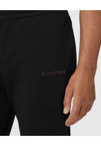 Burberry - BURBERRY - Czarne spodnie z bawełny. Kolor: czarny. Materiał: bawełna. Wzór: nadruk #2