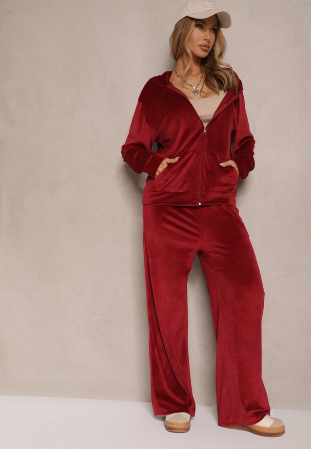 Renee - Bordowy Komplet Dresowy z Welurowego Materiału Bluza i Spodnie na Gumce Salliren. Kolekcja: plus size. Kolor: czerwony. Materiał: dresówka, welur, materiał