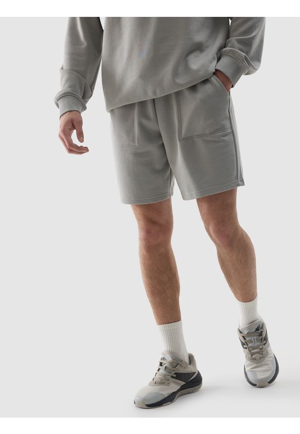 4f - 4F Spodenki dresowe męskie - szare M. Kolor: szary. Materiał: dresówka. Długość: krótkie. Wzór: ze splotem, nadruk, gładki