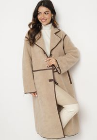 Born2be - Beżowy Jednorzędowy Płaszcz z Futerka Typu Baranek z Ozdobnymi Przeszyciami Zinnamira. Okazja: na co dzień. Kolor: beżowy. Materiał: futro. Długość rękawa: długi rękaw. Długość: długie. Styl: casual, elegancki, klasyczny, wizytowy #2