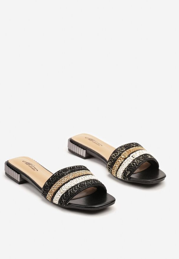 Renee - Czarne Klapki w Eleganckim Stylu z Metalicznymi Zdobieniami Zeonela. Okazja: na co dzień. Kolor: czarny. Materiał: jeans. Wzór: aplikacja. Obcas: na obcasie. Styl: elegancki. Wysokość obcasa: niski