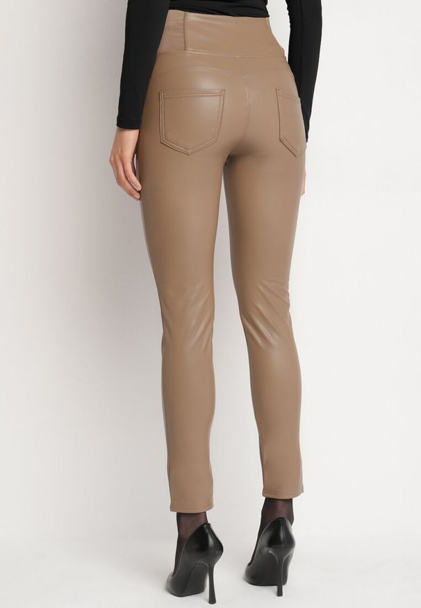 Born2be - Ciemnobeżowe Ocieplane Legginsy z Ekoskóry z Wysokim Stanem Feliora. Okazja: na co dzień. Stan: podwyższony. Kolor: beżowy. Materiał: satyna. Styl: casual, elegancki, wizytowy