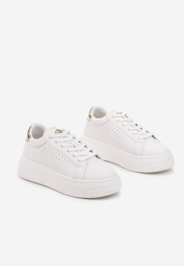 Born2be - Biało-Złote Sneakersy Vices na Grubej Podeszwie z Perforacją i Napisem Nonadwin. Okazja: na co dzień, na spacer. Zapięcie: sznurówki. Kolor: biały. Materiał: jeans. Wzór: napisy. Sport: turystyka piesza