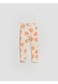 Reserved - Prążkowane legginsy - kremowy. Kolor: kremowy. Materiał: prążkowany #1