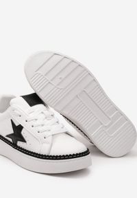 Born2be - Biało-Czarne Sznurowane Sneakersy na Płaskiej Podeszwie z Aplikacją Cenulla. Nosek buta: okrągły. Zapięcie: sznurówki. Kolor: biały. Wzór: aplikacja. Obcas: na płaskiej podeszwie. Wysokość obcasa: niski #2
