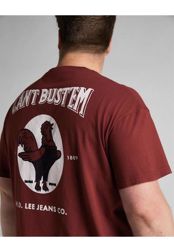 Lee - LEE SS CANT BUSTEM TEE MĘSKI T-SHIRT KOSZULKA NADRUK FIRED BRICK L60YFETM 112140374. Wzór: nadruk