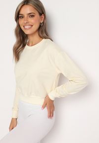 Born2be - Jasnobeżowa Bluza z Dodatkiem Bawełny Wykończona Ściągaczami Evilaya. Okazja: na co dzień. Kolor: beżowy. Materiał: bawełna. Długość rękawa: długi rękaw. Długość: długie. Styl: sportowy, casual #4