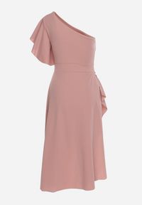 Born2be - Ciemnoróżowa Koktajlowa Sukienka Asymetryczna na Jedno Ramię z Falbankami Vimilora. Typ kołnierza: kołnierz z falbankami. Kolor: różowy. Materiał: materiał. Typ sukienki: asymetryczne. Styl: wizytowy #7