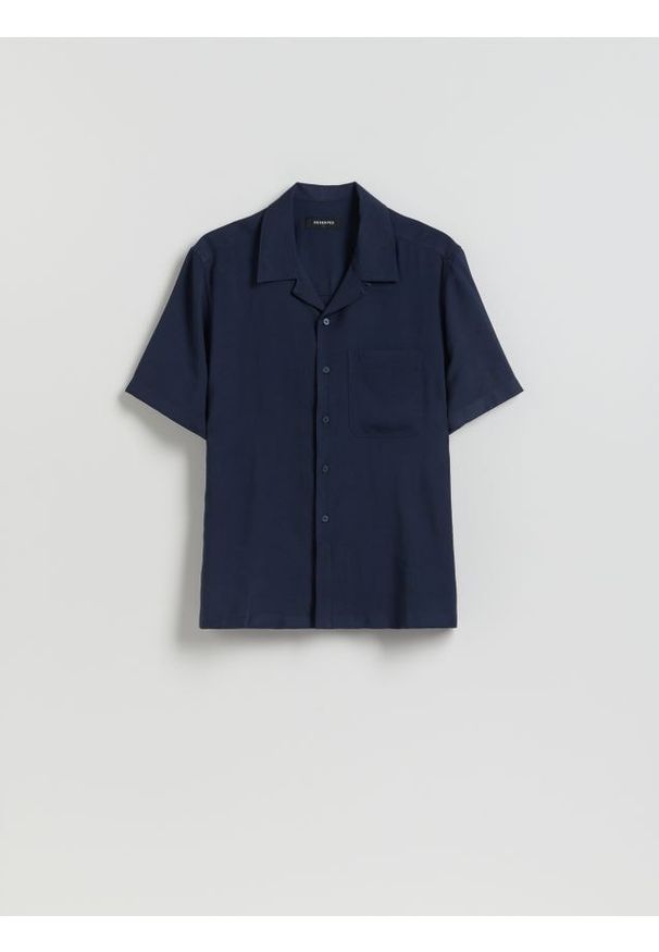 Reserved - Koszula boxy fit z krótkim rękawem - granatowy. Kolor: niebieski. Materiał: wiskoza. Długość rękawa: krótki rękaw. Długość: krótkie