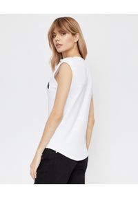 Balmain - BALMAIN - Biały t-shirt z logo. Kolor: biały. Materiał: jeans. Długość rękawa: na ramiączkach. Wzór: aplikacja, nadruk. Styl: rockowy #3