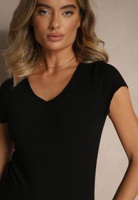 Renee - Czarny Prążkowany T-shirt z Wiskozą i Dekoltem w Serek Ralavea. Okazja: na co dzień. Typ kołnierza: dekolt w serek. Kolor: czarny. Materiał: wiskoza, prążkowany. Wzór: prążki. Styl: casual #5