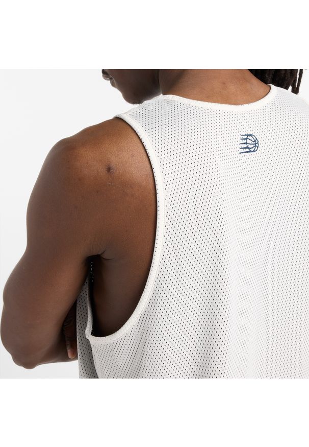 Koszulka męska New Balance MT51608BK – biała. Kolor: biały. Materiał: poliester, dresówka, materiał. Wzór: napisy, aplikacja