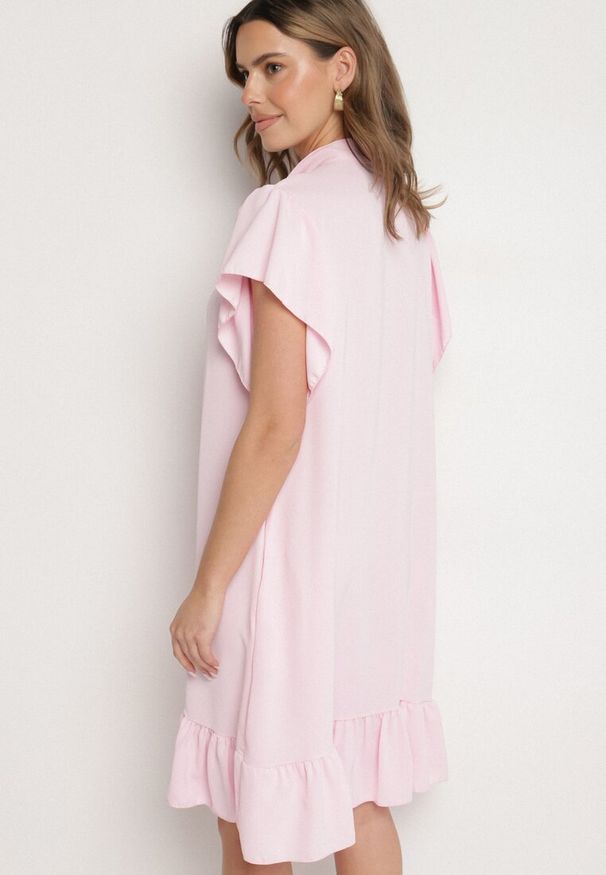 Born2be - Różowa Sukienka Koszulowa z Guzikami i Falbankami Tenalena. Okazja: na co dzień. Typ kołnierza: kołnierz z falbankami. Kolor: różowy. Typ sukienki: koszulowe. Styl: sportowy, casual, elegancki