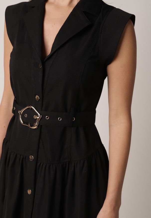 Born2be - Czarna Koszulowa Sukienka Bez Rękawów Ozdobiona Paskiem z Klamrą Phalixia. Okazja: na co dzień. Kolor: czarny. Długość rękawa: bez rękawów. Wzór: aplikacja. Typ sukienki: koszulowe. Styl: casual, elegancki