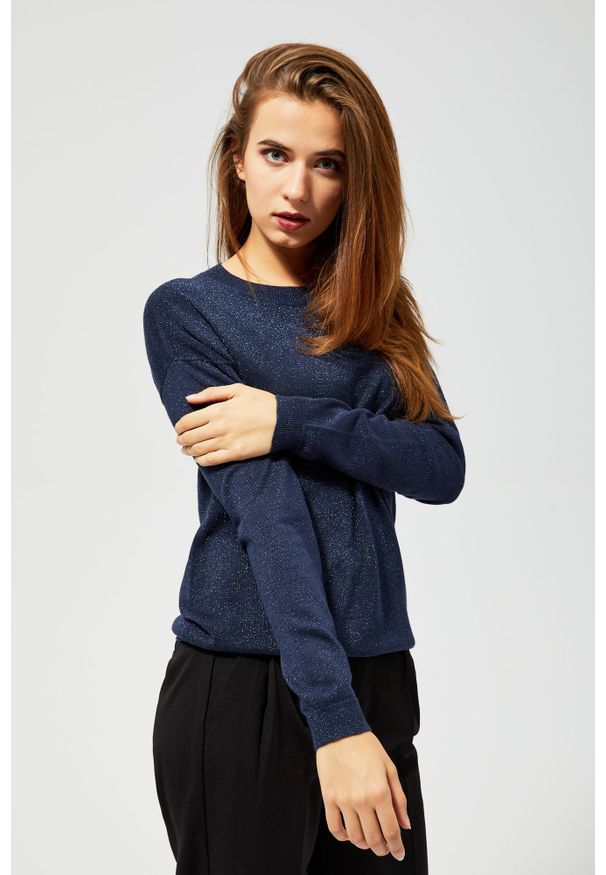 MOODO - Sweter z metaliczną nitką. Materiał: wiskoza. Długość rękawa: długi rękaw. Długość: długie. Wzór: gładki. Styl: klasyczny