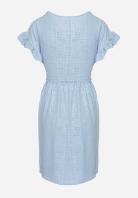 Born2be - Jasnoniebieska Sukienka Ozdobiona Falbankami i Paskiem Izulira. Typ kołnierza: kołnierz z falbankami. Kolor: niebieski. Wzór: aplikacja. Styl: elegancki #5