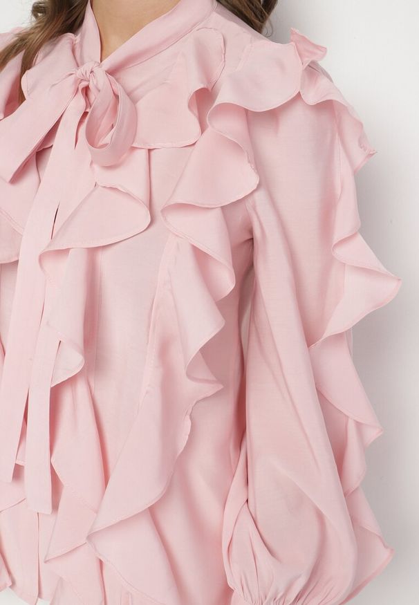 Born2be - Różowa Koszula o Luźnym Kroju z Falbanami i Wiązaniem Ravionel. Okazja: na co dzień. Typ kołnierza: kołnierzyk klasyczny. Kolor: różowy. Styl: klasyczny, casual, elegancki