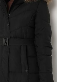 Born2be - Czarno-Brązowa Kurtka o Długim Fasonie z Paskiem i Odpinanym Futerkiem Delathra. Okazja: do pracy, na co dzień. Kolor: czarny. Materiał: futro. Długość: długie. Styl: klasyczny, casual, elegancki #2