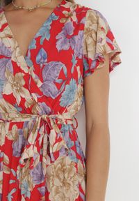 Born2be - Czerwona Sukienka Sepurcia. Kolor: czerwony. Materiał: wiskoza, materiał. Długość rękawa: krótki rękaw. Wzór: aplikacja, kwiaty, nadruk. Sezon: wiosna, lato. Typ sukienki: kopertowe, rozkloszowane. Styl: boho. Długość: maxi #2