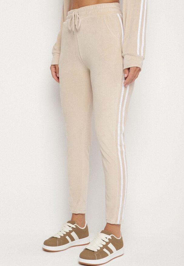 Born2be - Beżowy Welurowy Komplet Dresowy 2-Częściowy z Lampasami Bluza i Spodnie Atiriv. Kolor: beżowy. Materiał: welur, dresówka