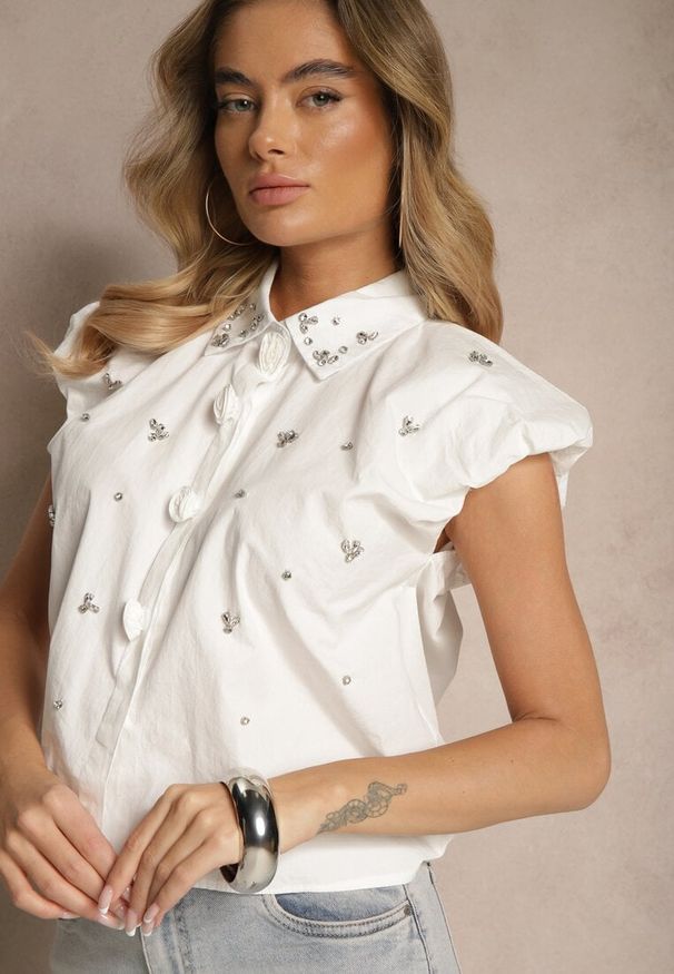 Renee - Biała Koszula z Bawełny Ozdobiona Cyrkoniami bez Rękawów Melseki. Okazja: na co dzień. Kolor: biały. Materiał: bawełna. Długość rękawa: bez rękawów. Wzór: aplikacja. Styl: elegancki, casual