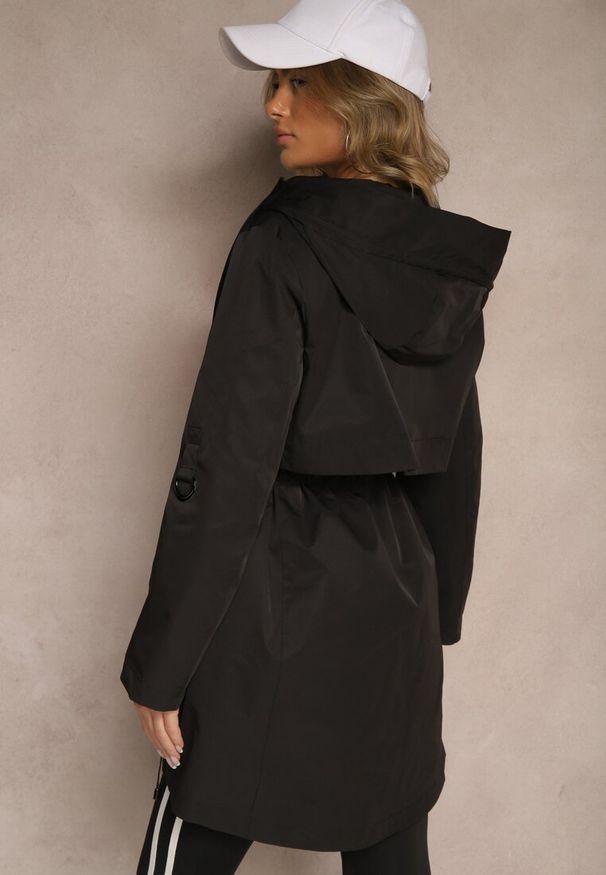 Renee - Czarny Płaszcz Kurtka Wiatrówka z Kapturem Arivina. Okazja: na co dzień. Typ kołnierza: kaptur. Kolor: czarny. Materiał: jeans. Wzór: aplikacja. Styl: elegancki, casual