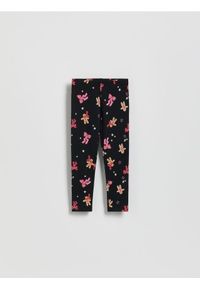 Reserved - Legginsy ze świątecznym nadrukiem - czarny. Kolor: czarny. Materiał: dzianina, bawełna. Wzór: nadruk. Styl: wizytowy #1