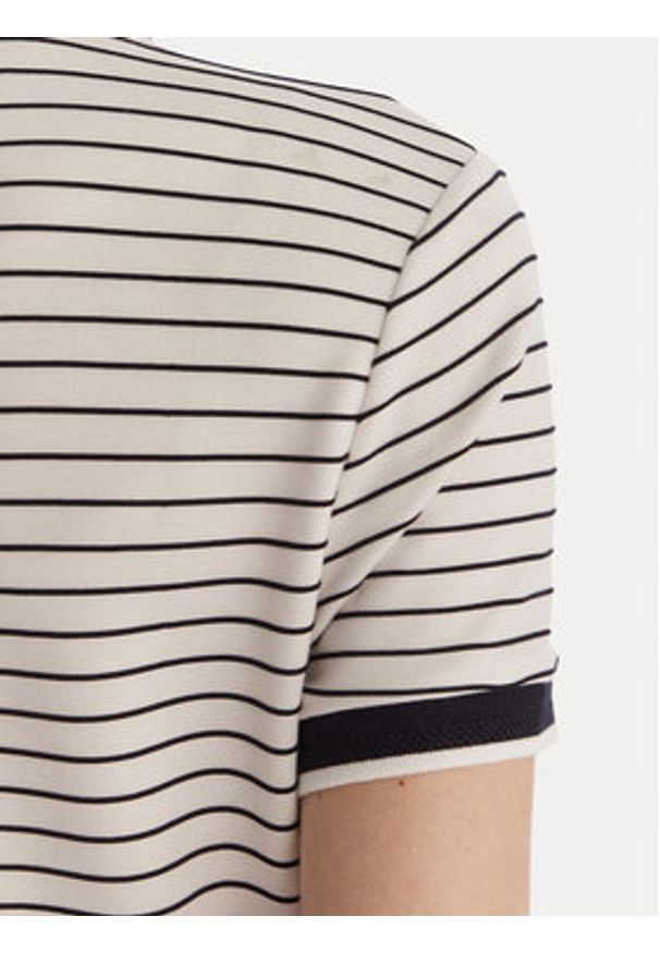 Guess Sukienka codzienna W6GK14 K2948 Biały Regular Fit. Okazja: na co dzień. Kolor: biały. Materiał: wiskoza. Typ sukienki: proste. Styl: casual