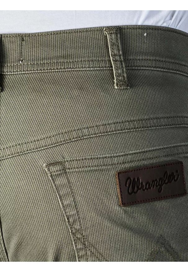 Wrangler - SPODNIE MĘSKIE WRANGLER TEXAS LICHEN GREEN W12SW5X1X 112126528