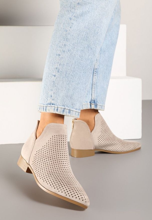 Renee - Jasnobeżowe Płaskie Botki Vices z Ażurową Cholewką Ozdobione Wycięciem Selanis. Okazja: na spotkanie biznesowe. Kolor: beżowy. Materiał: jeans. Szerokość cholewki: normalna. Wzór: ażurowy, aplikacja. Styl: biznesowy