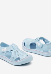 Born2be - Jasnoniebieskie Sandały z Wycięciami z Piankowego Tworzywa Zapinane na Zatrzask Dianttha. Okazja: na plażę. Kolor: niebieski. Sezon: lato. Styl: młodzieżowy, elegancki #3