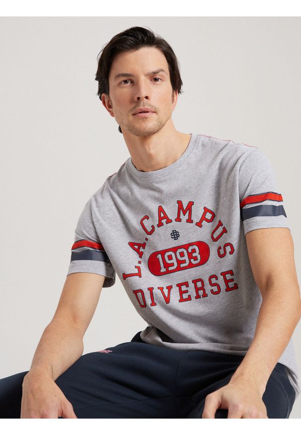 Diverse - T-shirt męski z nadrukiem LA CAMPUS 01 S1814 - szary. Kolor: szary. Materiał: wiskoza, bawełna. Wzór: nadruk