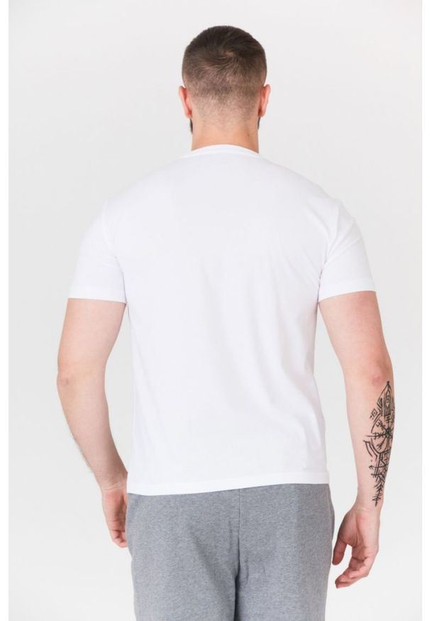 EA7 Emporio Armani - EA7 Biały t-shirt męski z aplikacją z logo. Kolor: biały. Materiał: prążkowany. Wzór: aplikacja