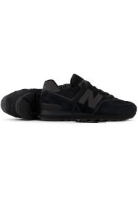 Sneakersy męskie czarne New Balance ML574EVE. Okazja: do pracy, na co dzień, na spacer. Kolor: czarny. Model: New Balance 574. Sport: turystyka piesza