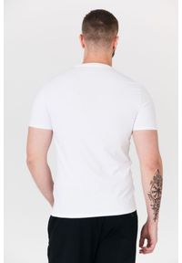 Guess - GUESS Biały t-shirt męski w serek. Typ kołnierza: dekolt w serek. Kolor: biały. Wzór: aplikacja #2